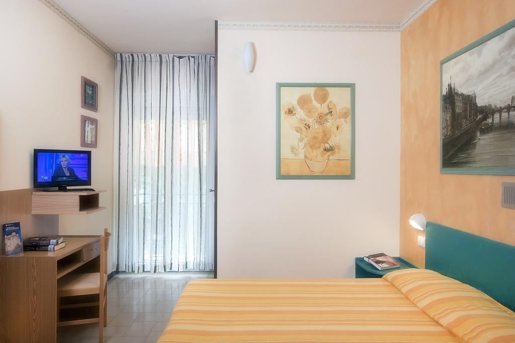 Hotel Marselli Rimini Bagian luar foto