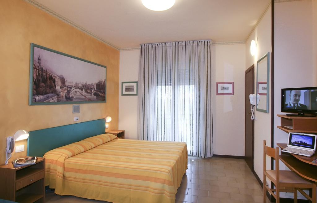 Hotel Marselli Rimini Bagian luar foto